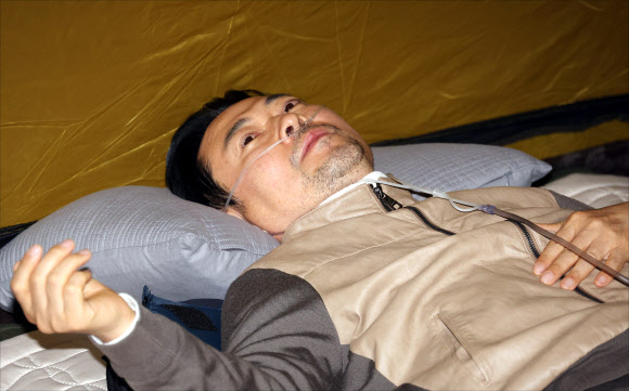 통일교·공천헌금 ‘쌍특검’ 수용을 요구하며 이레째 단식 중인 국민의힘 장동혁 대표가 21일 서울 여의도 국회 로텐더홀 단식 농성장에 마련된 텐트 안에 누워 있다. 2026.1.21  공동취재