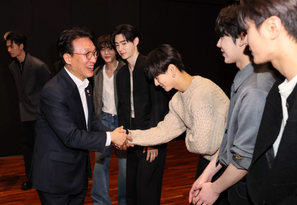 엔하이픈과 인사하는 김민석 국무총리