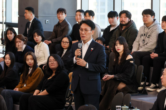 하이브 청년 종사자 만난 김민석 총리