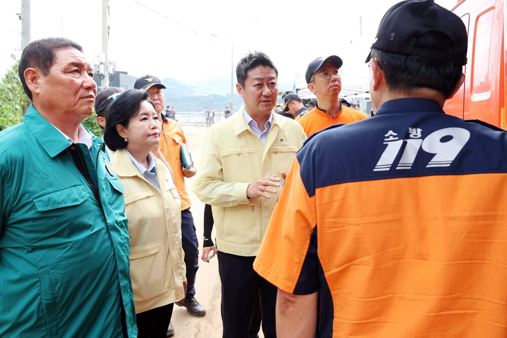 김진경(왼쪽 세 번째) 의장 등 경기도의회 의장단이 지난해 7월 집중호우로 큰 피해를 본 가평군 조정면을 찾아 총력 지원을 약속하고 있다
경기도의회 제공