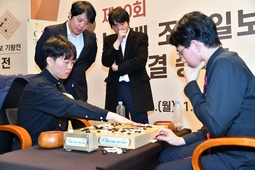 신민준 9단이 지난 15일 서울 용산구 국립중앙박물관에서 열린 LG배에서 우승한 뒤 스승인 이세돌(왼쪽 세 번째) 9단과 함께 복기를 하는 모습.
한국기원 제공