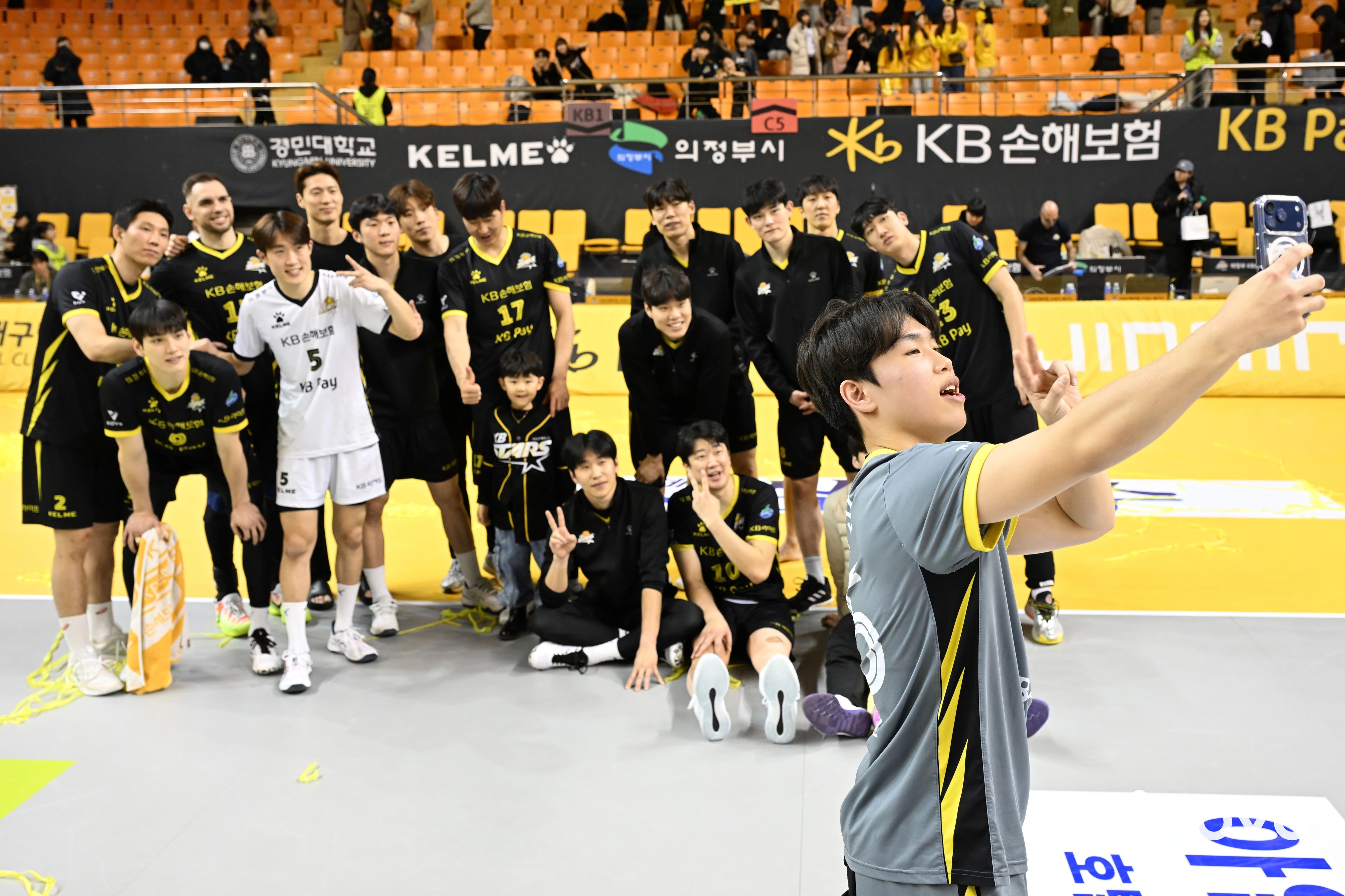 이학진이 OK저축은행전 승리 후 형들과 함께 기념사진을 남기고 있다. 2026.1.21 한국배구연맹 제공