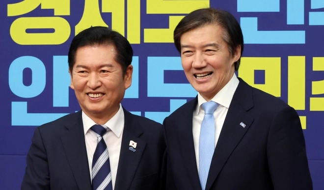 정청래 더불어민주당 대표가 26일 국회에서 조국혁신당 조국 대표를 접견해 악수하고 있다. 2025.11.26 안주영 전문기자