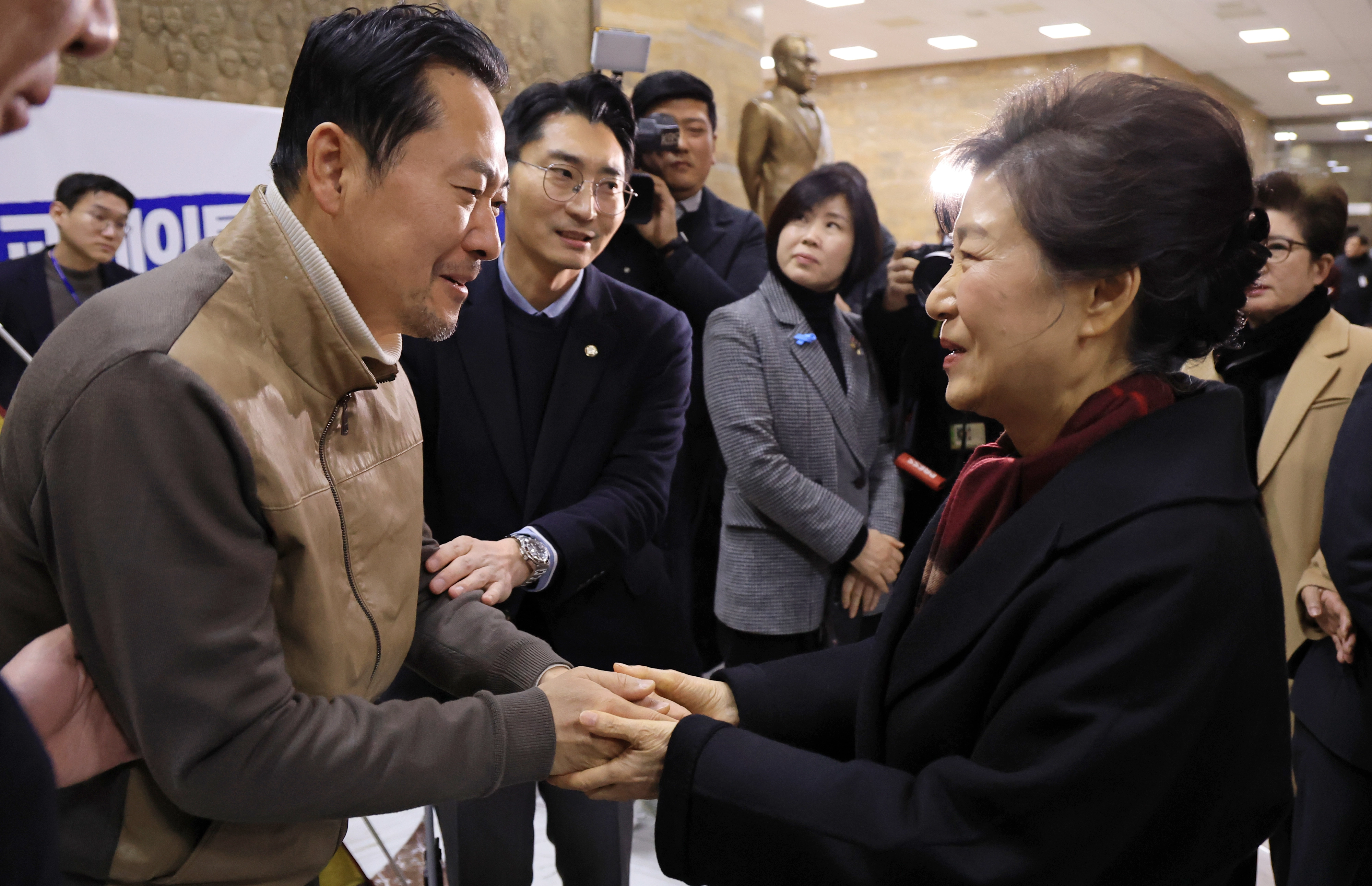 통일교·공천헌금 ‘쌍특검’ 수용을 요구하며 8일째 단식 농성 중인 장동혁 국민의힘 대표가 22일 국회 로텐더홀 단식 농성장을 찾은 박근혜 전 대통령과 악수하고 있다. 2026.1.22 공동취재