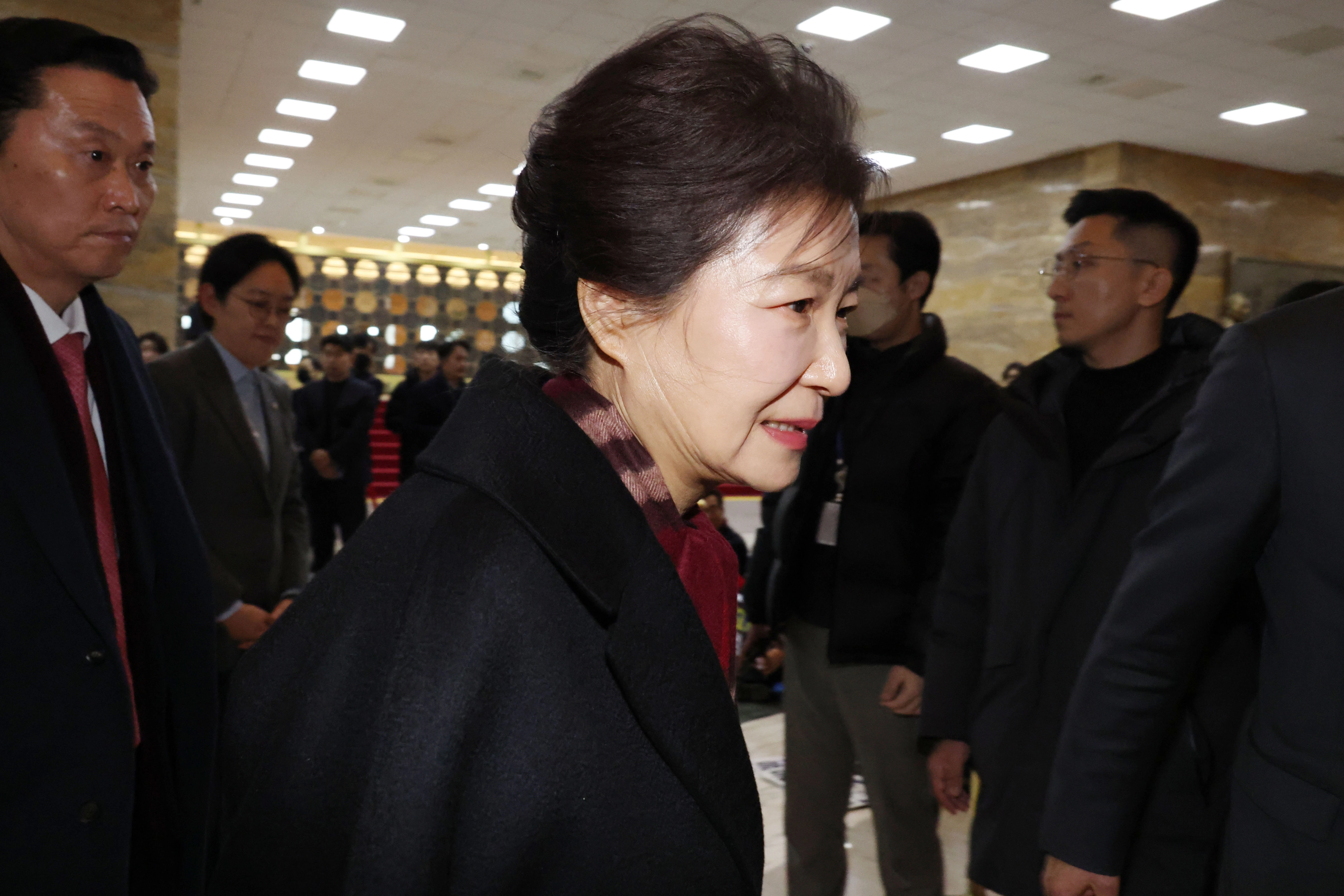 박근혜 전 대통령이 22일 통일교·공천헌금 ‘쌍특검’ 수용을 요구하며 8일째 단식 중인 장동혁 국민의힘 대표를 방문한 후 국회를 떠나고 있다. 2026.1.22 공동취재