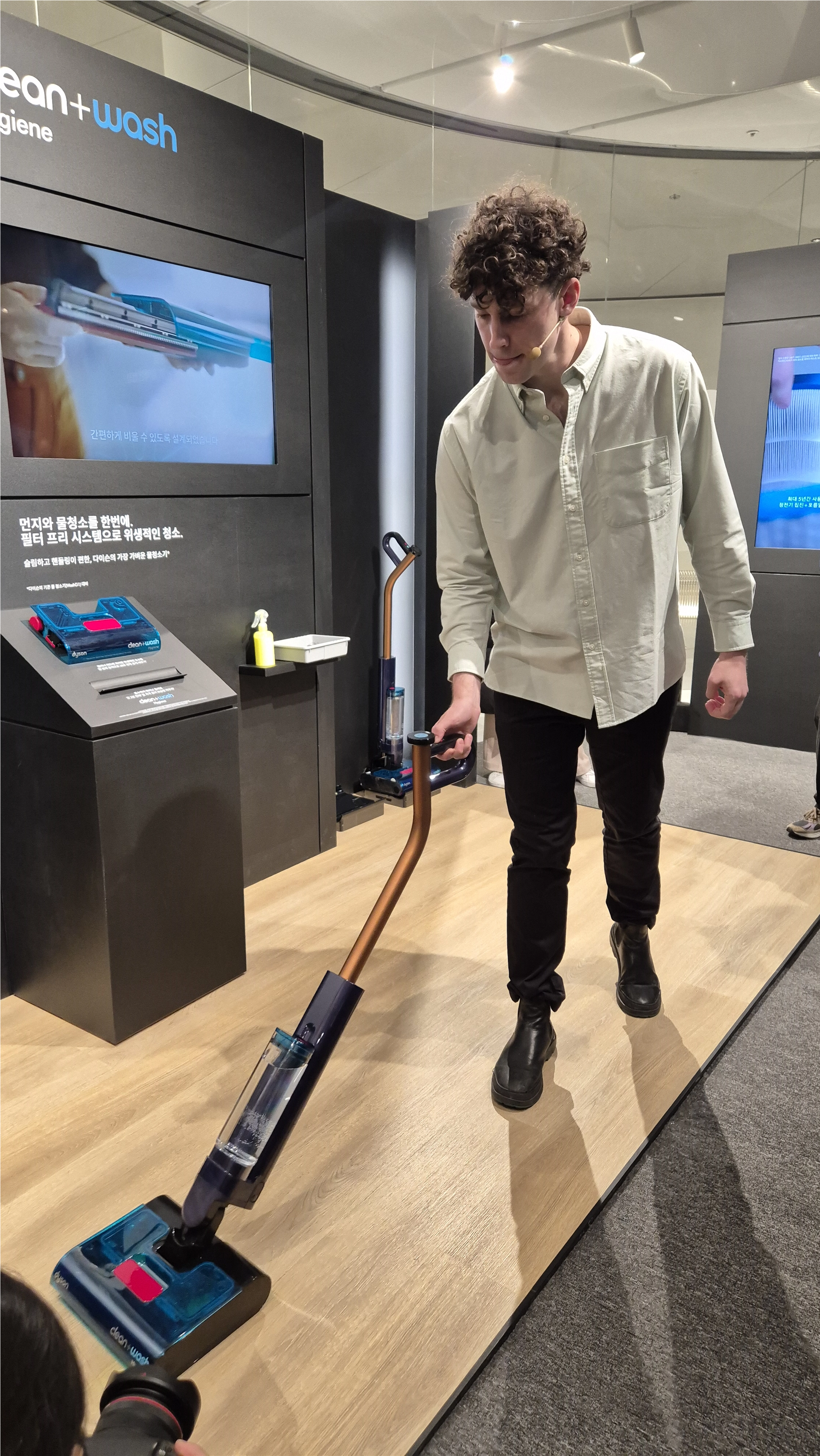 네이슨 로슨 맥클린 다이슨 시니어 디자인 매니저가 22일 서울 더현대에서 다이슨 클린앤워시 하이진을 시연하고 있다. 민나리 기자