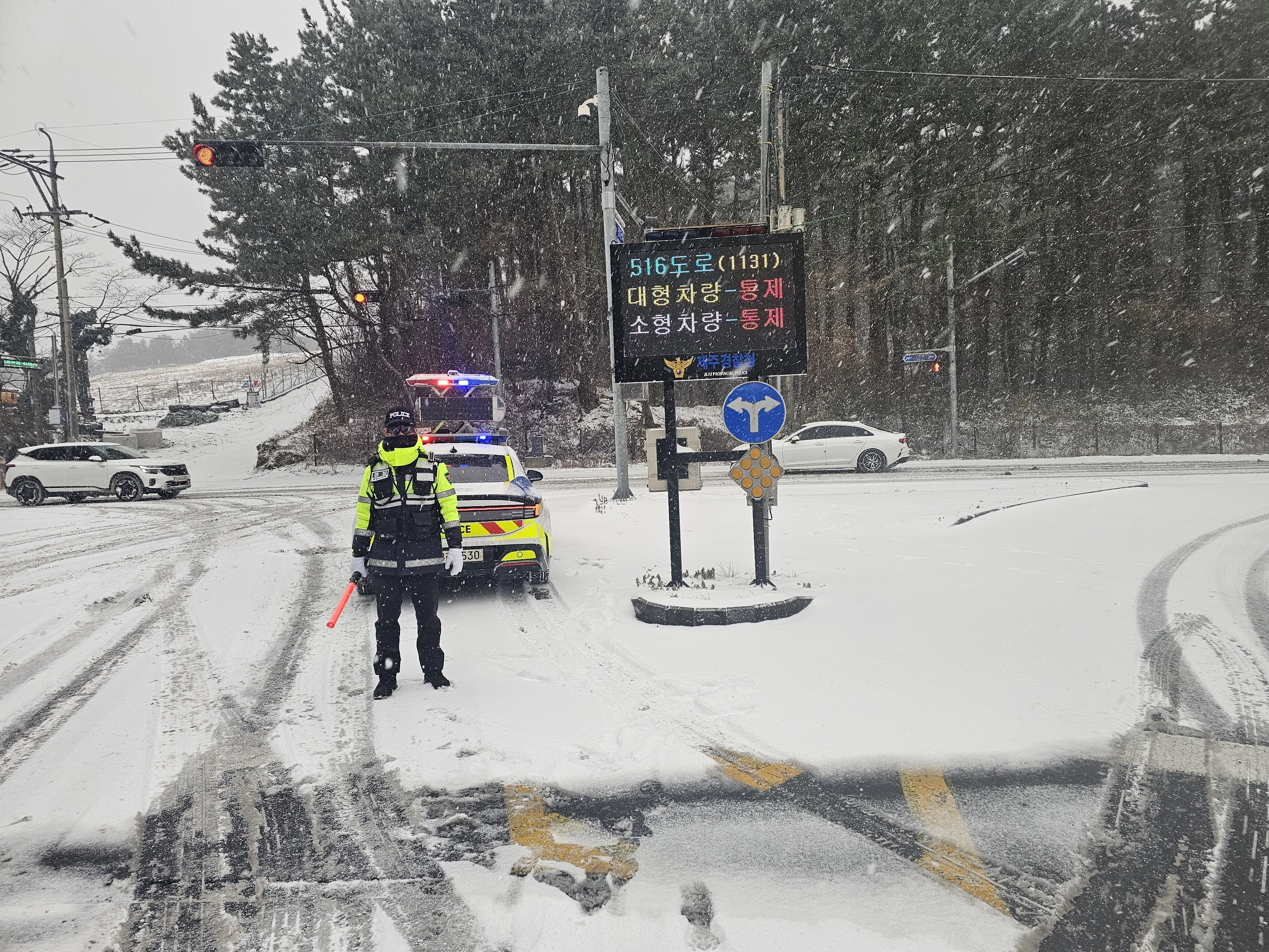 제주경찰청 교통계가 22일 오전 제주시 영평동 첨단삼거리에서 교통통제를 하고 있다. 제주경찰청 제공