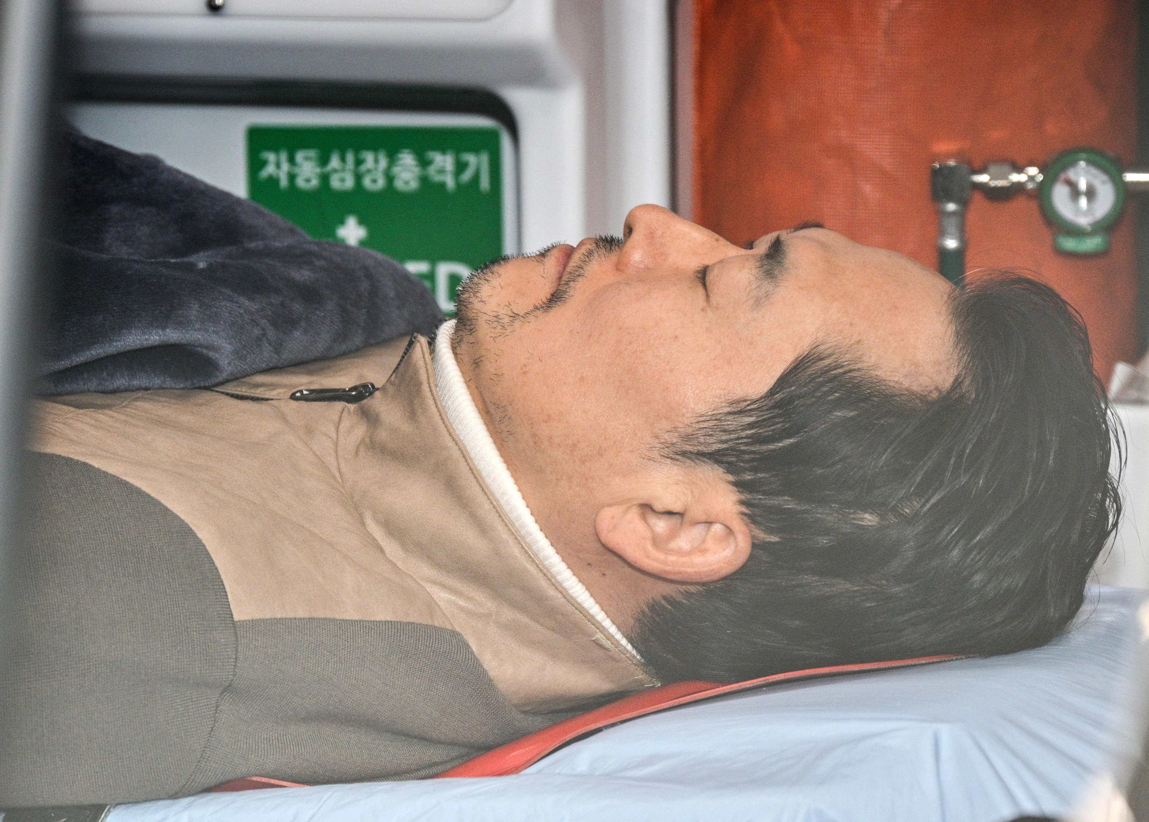 22일 국회 본관 앞에서 단식 8일차인 장동혁 국민의힘 대표가 병원으로 이송되고 있다. 홍윤기 기자