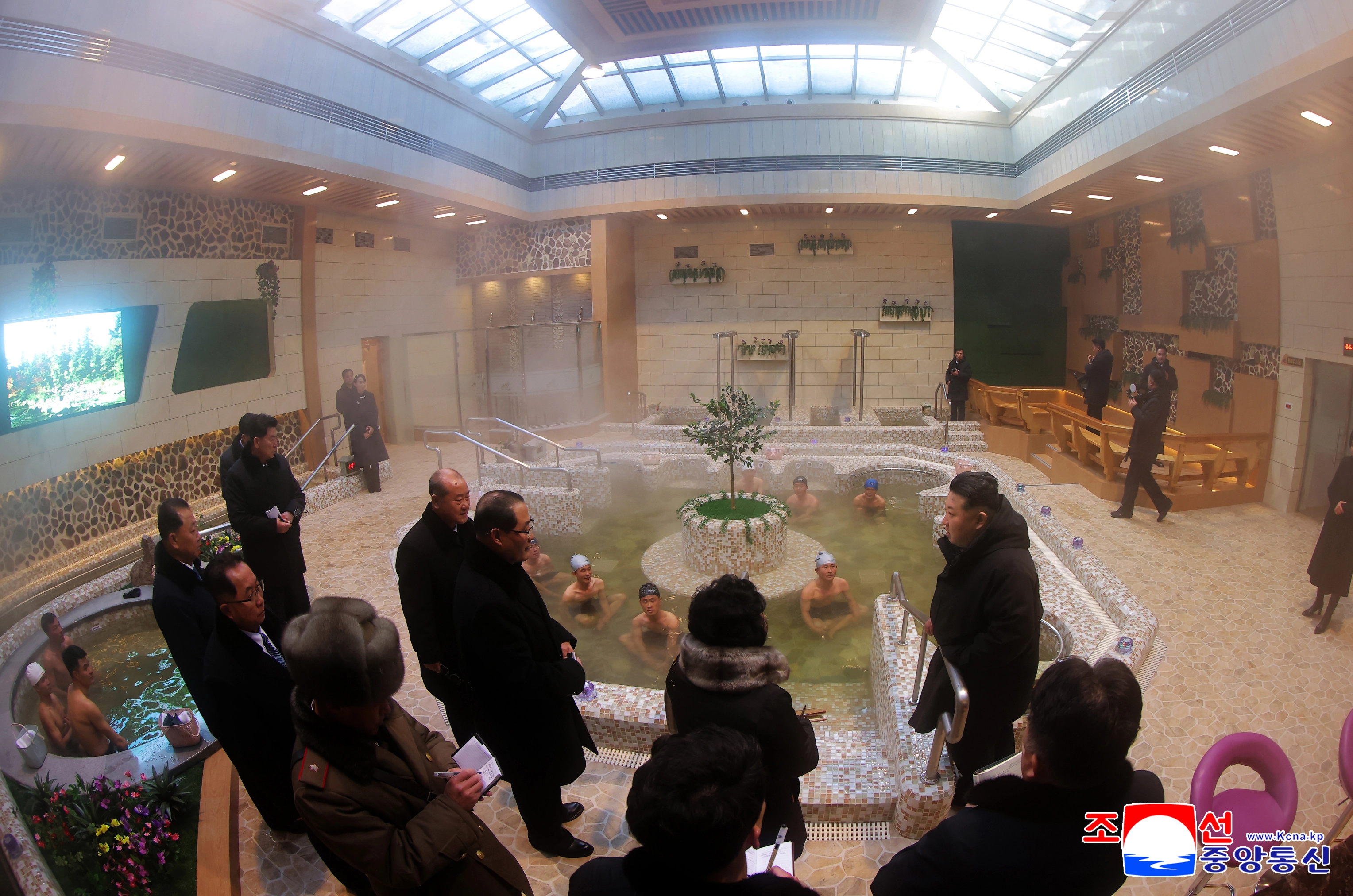김정은 북한 국무위원장이 지난 20일 과거 운영 실태를 신랄하게 질타했던 함경북도 경성군 온포근로자휴양소 준공식에 참석해 리모델링 성과를 칭찬했다고 조선중앙통신이 21일 보도했다. 2026.1.21 평양 조선중앙통신 연합뉴스
