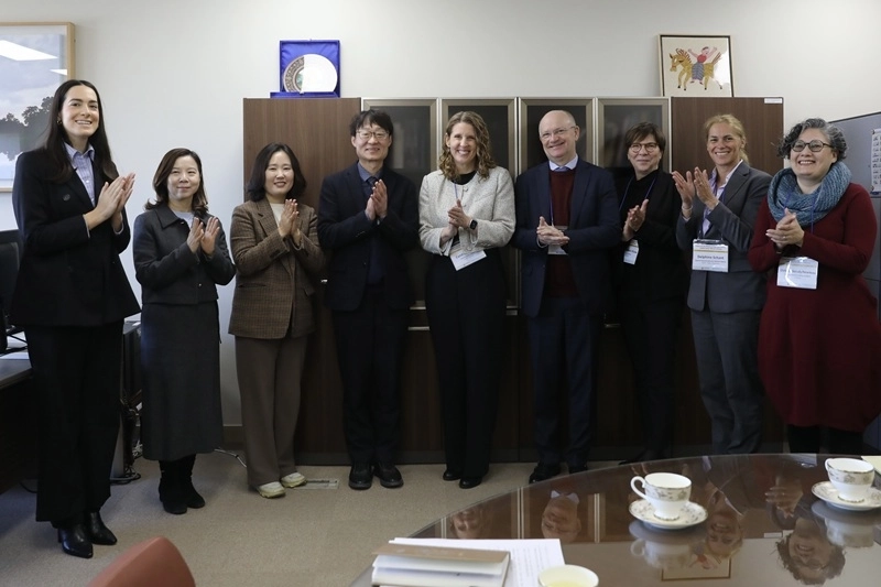 기념촬영하는 이명호 국가데이터처 차장  이명호 국가데이터처 차장(왼쪽에서 넷째)이 유엔마약범죄사무소(UNODC) 대표단과의 면담을 마치고 기념촬영을 하고 있다. (사진=국가데이터처 제공)