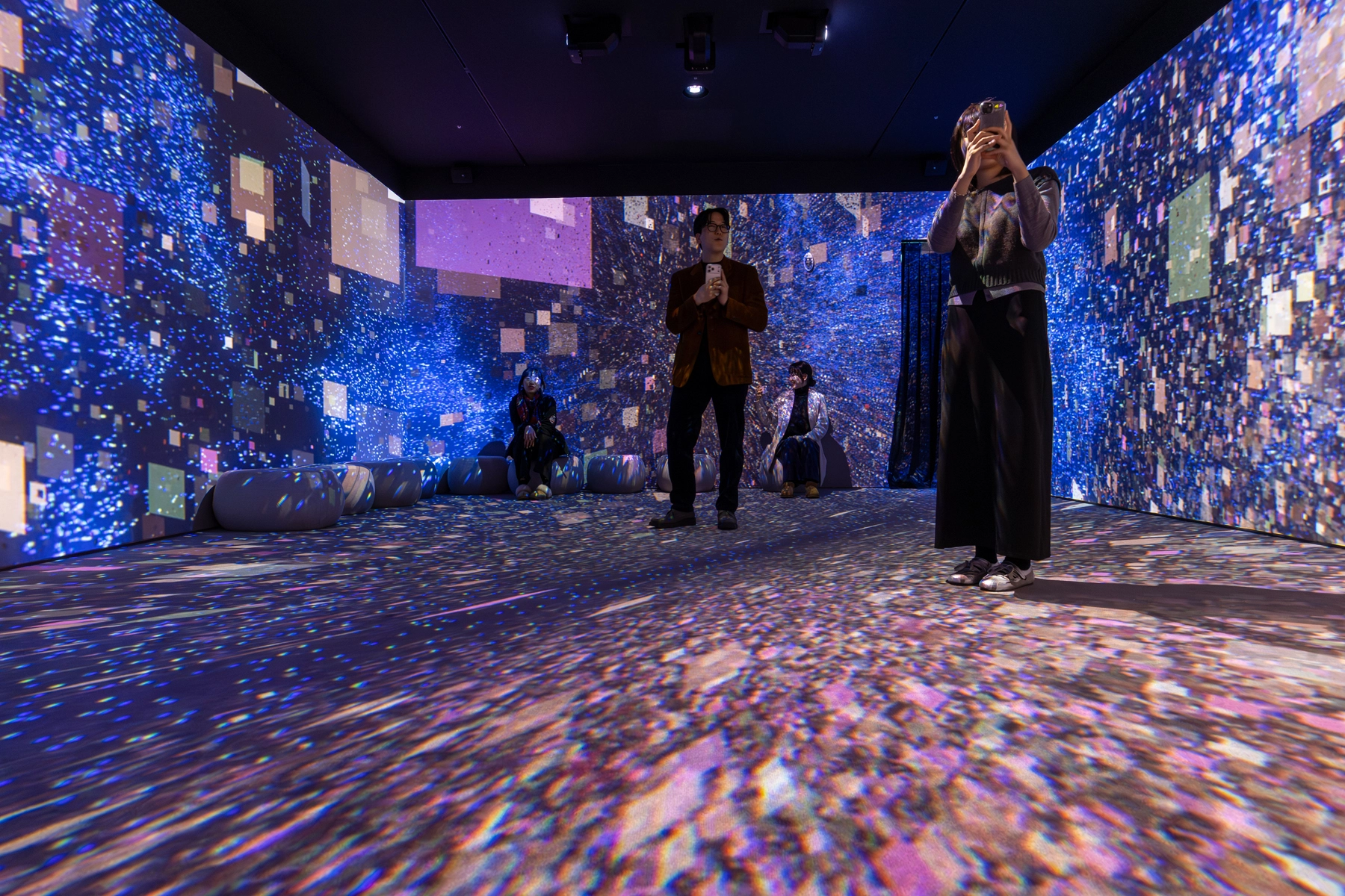온마루에 마련된 몰입형 미디어 아트 감상 공간 ‘빛의 중정’에서 모델들이 사진을 찍고 있다. KT 제공