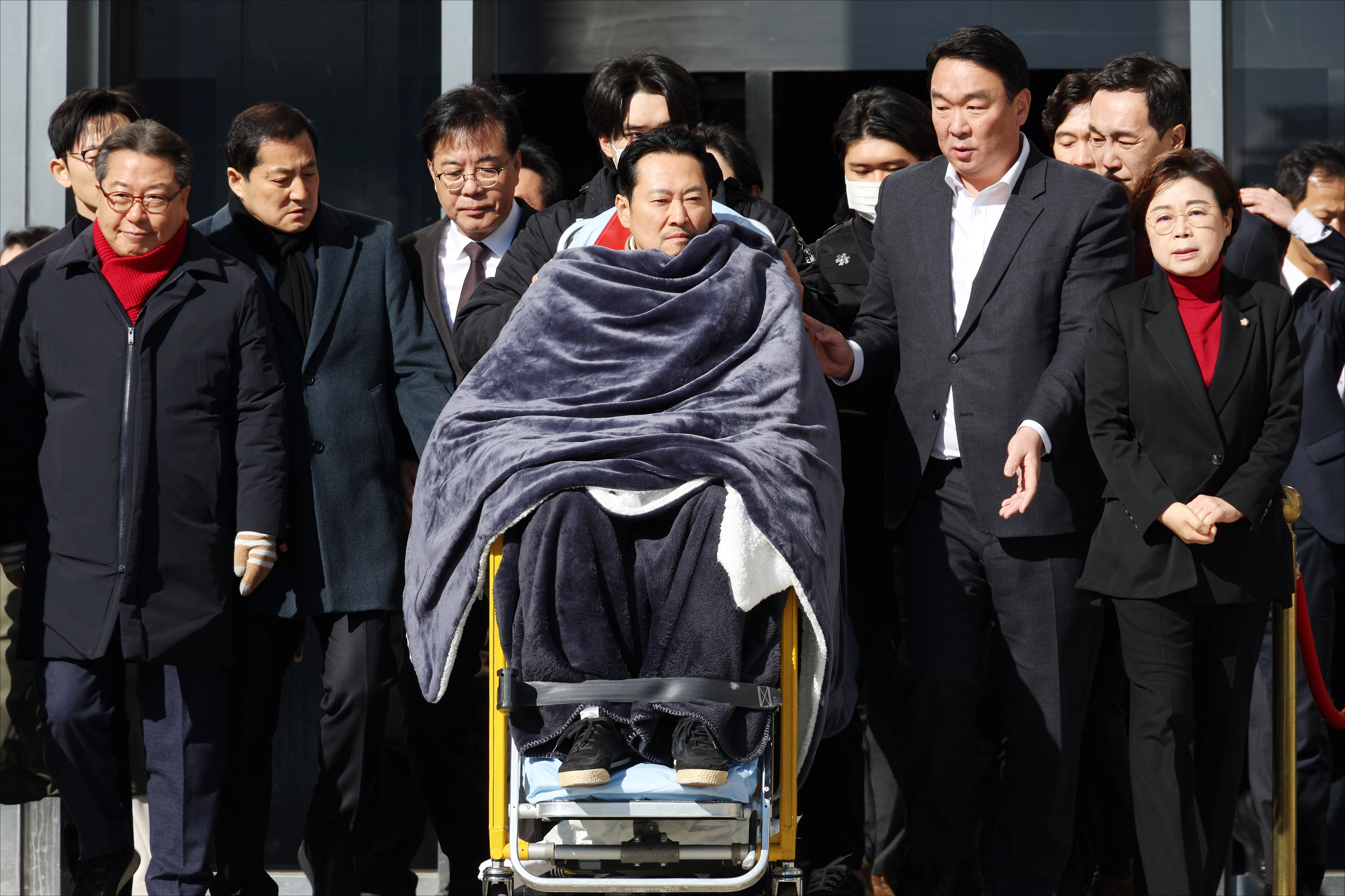 ‘통일교·공천헌금’ 쌍특검법 수용을 촉구하며 단식을 시작한 장동혁 국민의힘 대표 22일 국회에서 단식 8일째 단식을 중단하고 병원으로 이송되고 있다. 2026.1.22 홍윤기 기자