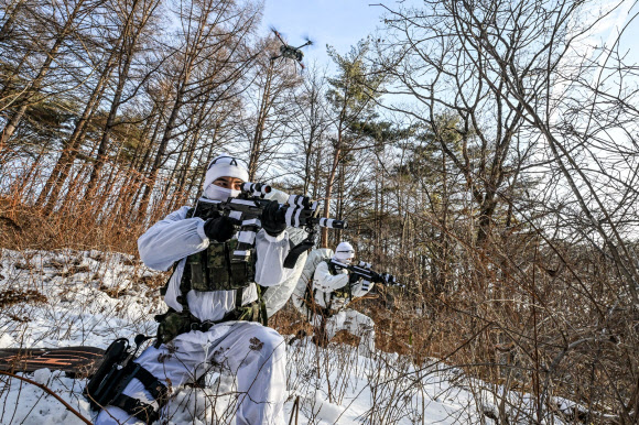 육군 특전사는 지난 1월부터 오는 2월까지 부대별 11박 12일 일정으로 강원도 대관령 황병산 일대 동계훈련장에서 설한지 극복훈련을 실시하고 있다고 22일 밝혔다. 육군 특전사 장병들이 설한지 극복훈련 중 적 후방침투 후 드론과 정찰활동을 하고 있다. 2026.1.22 육군 제공