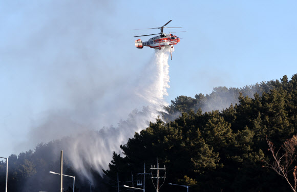 22일 오전 부산 기장군 기장읍 산불 현장에 투입된 헬기가 진화작업을 벌이고 있다. 2026.1.22 연합뉴스