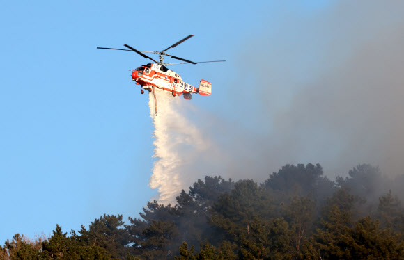 22일 오전 부산 기장군 기장읍 산불 현장에 투입된 헬기가 진화작업을 벌이고 있다. 2026.1.22 연합뉴스