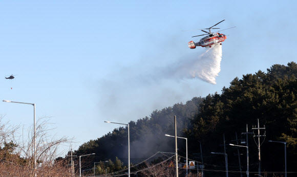 22일 오전 부산 기장군 기장읍 산불 현장에 투입된 헬기가 진화작업을 벌이고 있다. 2026.1.22 연합뉴스