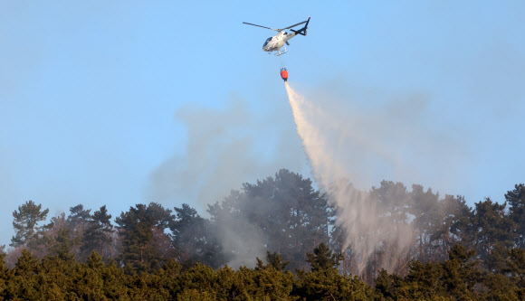22일 오전 부산 기장군 기장읍 산불 현장에 투입된 헬기가 진화작업을 벌이고 있다. 2026.1.22 연합뉴스