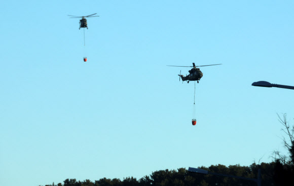 22일 오전 부산 기장군 기장읍 산불 현장에 투입된 헬기가 진화작업을 벌이고 있다. 2026.1.22 연합뉴스