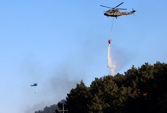 22일 오전 부산 기장군 기장읍 산불 현장에 투입된 헬기가 진화작업을 벌이고 있다. 2026.1.22 연합뉴스