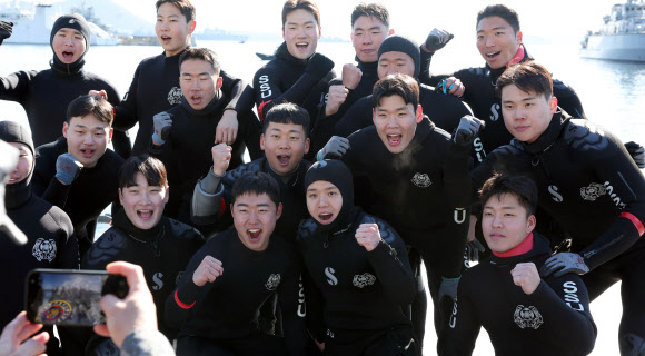 해군 심해잠수사(SSU) 부대원들이 22일 경남 창원시 진해구 진해 군항에서 혹한기 훈련 중 파이팅 구호를 외치며 기념 촬영하고 있다. 이날 진해구 기온은 영하 6도, 체감온도는 영하 11도였다. 2026.1.22. 연합뉴스