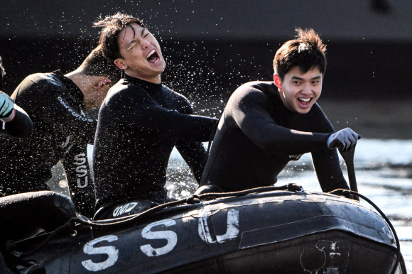 해군 특수전전단 해난구조전대(SSU) 심해잠수사들이 22일 경남 창원시 진해구 진해군항에서 열린 혹한기 내한 훈련 중 고무보트 패들링을 하고 있다. 2026.1.22. 공동취재