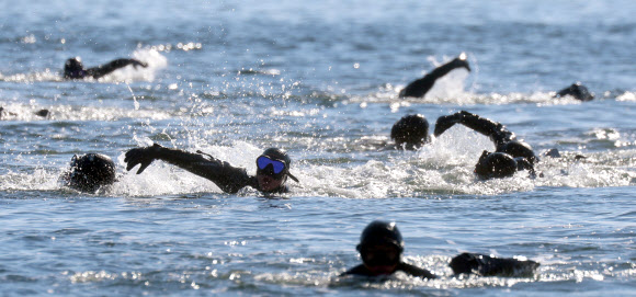해군 심해잠수사(SSU) 부대원들이 22일 경남 창원시 진해구 진해 군항에서 혹한기 훈련(수영)을 하고 있다. 이날 진해구 기온은 영하 6도, 체감온도는 영하 11도였다. 2026.1.22. 연합뉴스