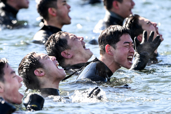 해군 특수전전단 해난구조전대(SSU) 심해잠수사들이 22일 경남 창원시 진해구 진해군항에서 열린 혹한기 내한 훈련 중 바다에서 함성을 외치고 있다. 2026.1.22. 공동취재