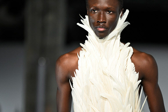 21일(현지시간) 프랑스 파리에서 열린 파리 패션 위크에서 모델이 에곤랩 26/27 가을-겨울 남성복 컬렉션을 선보이고 있다. AFP 연합뉴스