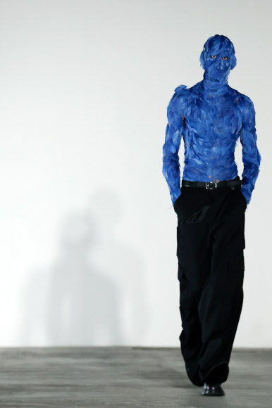 21일(현지시간) 프랑스 파리에서 열린 파리 패션 위크에서 모델이 에곤랩 26/27 가을-겨울 남성복 컬렉션을 선보이고 있다. EPA 연합뉴스