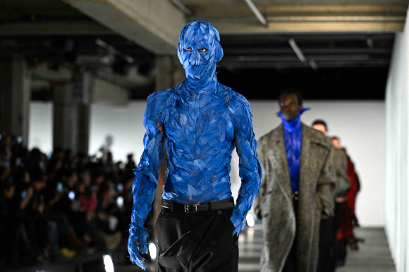 21일(현지시간) 프랑스 파리에서 열린 파리 패션 위크에서 모델이 에곤랩 26/27 가을-겨울 남성복 컬렉션을 선보이고 있다. AFP 연합뉴스