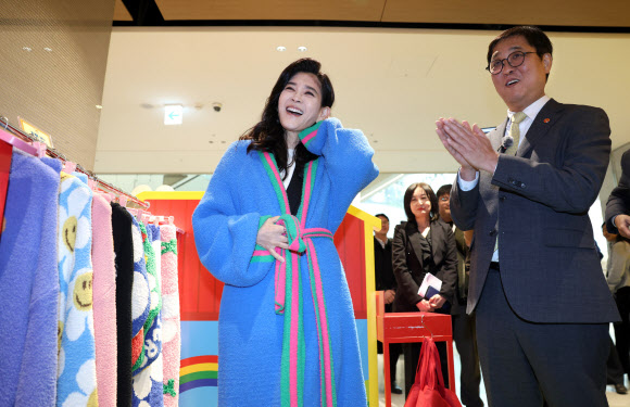 최휘영 문화체육관광부 장관과 이부진 한국방문의해위원회 위원장이 22일 서울 영등포구 더현대 서울을 방문, 코리아그랜드세일 참여매장인 위글위글에서 행사 진행 상황을 살펴보고 있다. 2026.1.22. 문화체육관광부 제공