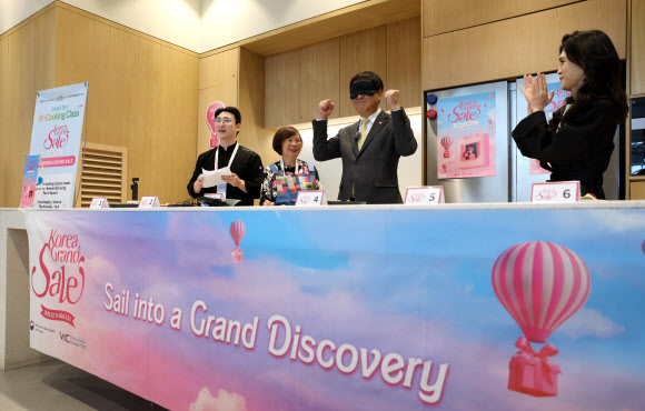 최휘영 문화체육관광부 장관과 이부진 한국방문의해위원회 위원장이 22일 서울 영등포구 더현대 서울 문화센터에서 열린 코리아그랜드세일의 체험행사 ‘케이-소스 활용 한식 쿠킹클래스’에서 외국인 관광객과 체험하고 있다. 2026.1.22. 문화체육관광부 제공