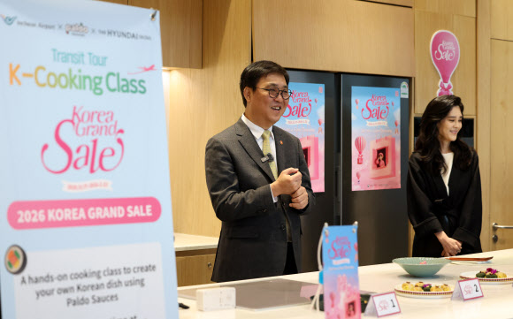 최휘영 문화체육관광부 장관과 이부진 한국방문의해위원회 위원장이 22일 서울 영등포구 더현대 서울 문화센터에서 열린 코리아그랜드세일의 체험행사 ‘케이-소스 활용 한식 쿠킹클래스’에서 인사말을 하고 있다. 2026.1.22. 문화체육관광부 제공