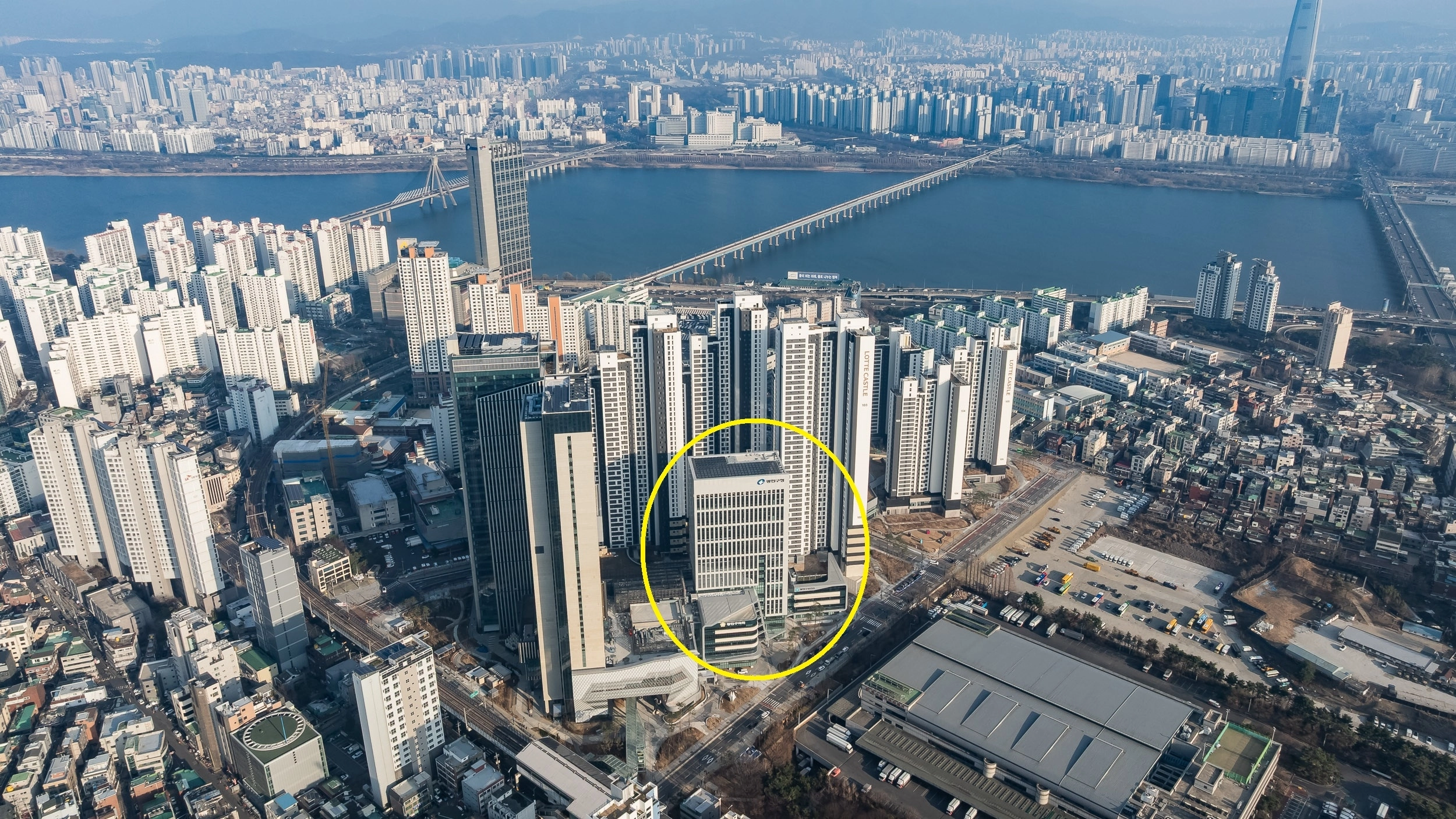 지난해 3월 공사를 끝낸 광진구 자양1재정비촉진구역의 롯데캐슬이스트폴과 광진구청 신청사(노란색 원) 전경.
광진구 제공