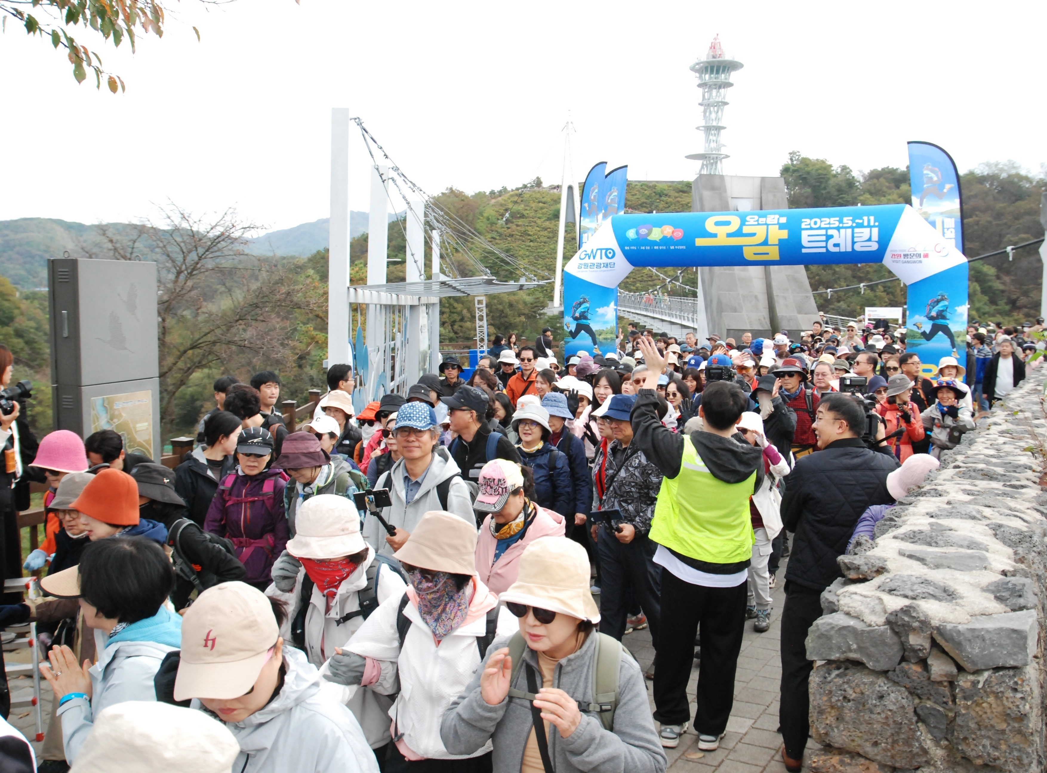 지난해 10월 철원 은하수교 일원에서 연 오감 트레킹에 관광객 700명이 참가해 성황을 이뤘다.
강원관광재단 제공