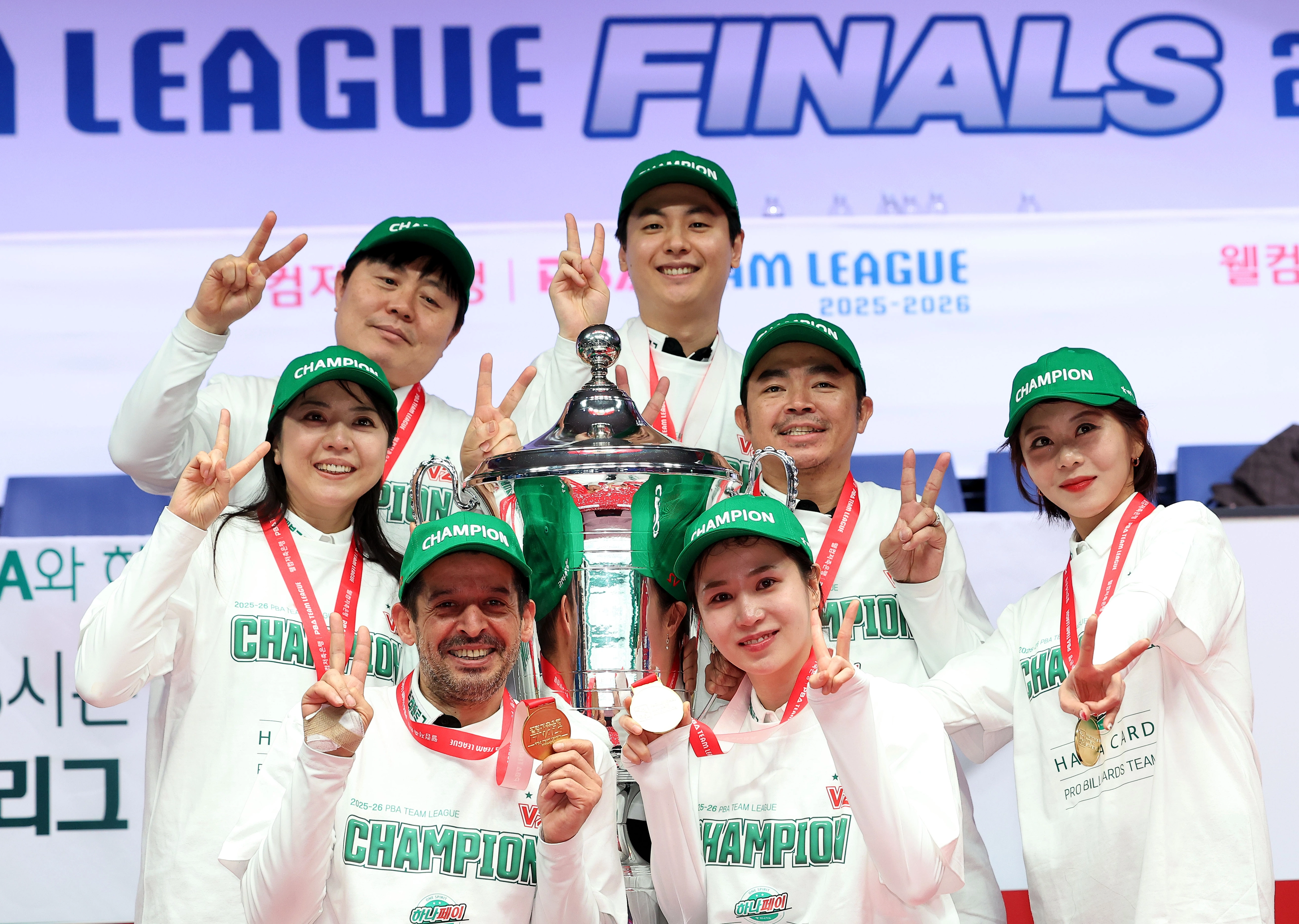 하나카드 선수들이 ‘2회 우승’을 의미하는 ‘브이’(V)를 손가락으로 그려 보이는 모습.
PBA 제공