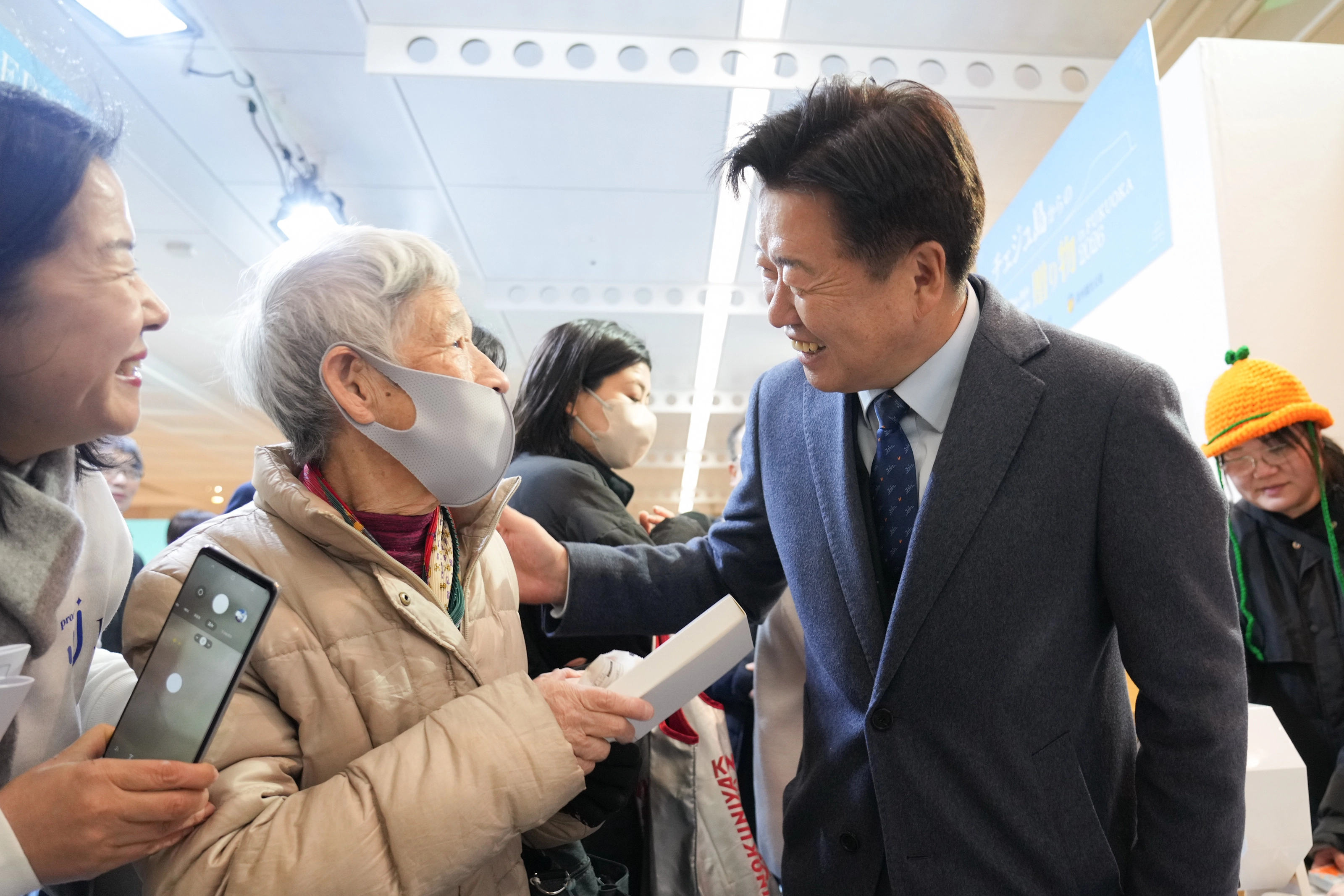 오영훈 제주도지사가  22일 일본 후쿠오카현 텐진 라이온 광장에서 열린 ‘  the Jeju 포시즌 in 후쿠오카’ 팝업스토어를 방문해 현지인들과 인사를 나누고 있다. 제주도 제공
