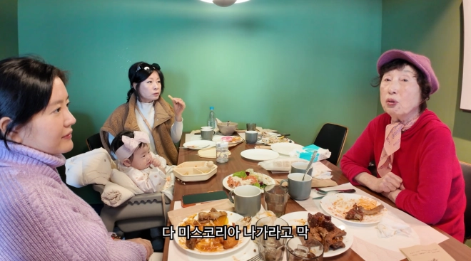 코미디언 이용식의 딸 이수민(맨 왼쪽) 가족 4대가 한자리에 모여 있는 모습. 유튜브 채널 ‘아뽀TV’ 캡처