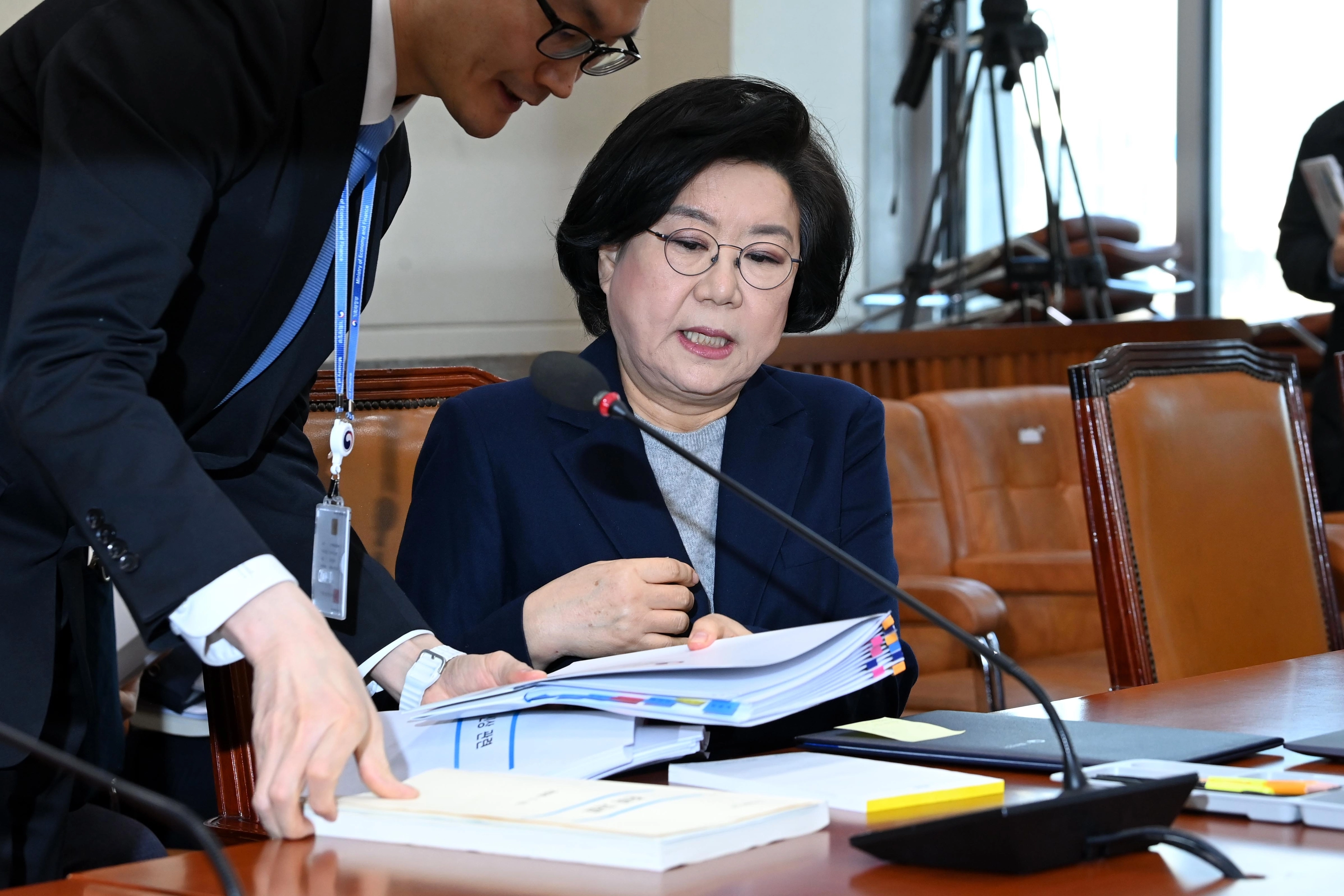 인사청문회 출석한 이혜훈 기획예산처 장관 후보자
    (서울=연합뉴스) 이동해 기자 = 이혜훈 기획예산처 장관 후보자가 23일 서울 여의도 국회 재정경제기획위원회에서 열린 인사청문회에서 자료를 건네받고 있다. 2026.1.23 [공동취재]
    eastsea@yna.co.kr