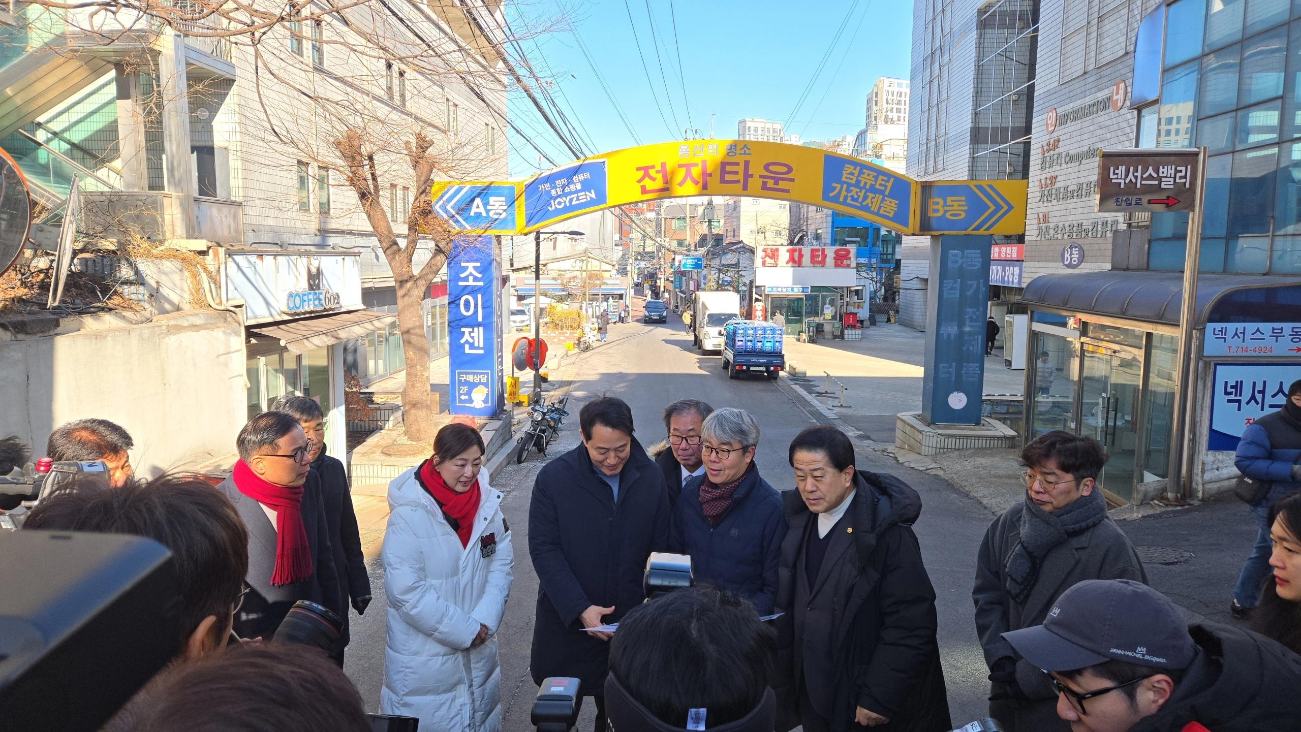 지난 22일 재개발이 추진 중인 용산전자상가 나진·선인상가를 방문한 오세훈 시장, 김용호 서울시의원 등이 서울시 도시공간본부장으로부터 용산전자타운 개발현황에 대해 설명을 듣고 있다.