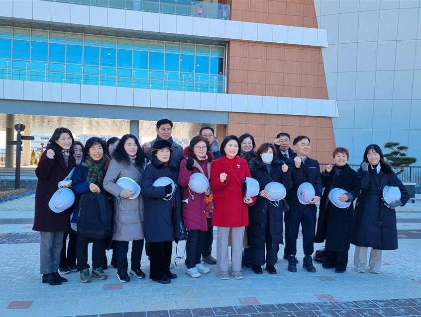 지역 리더들과 함께 기념촬영을 하는 박춘선 의원