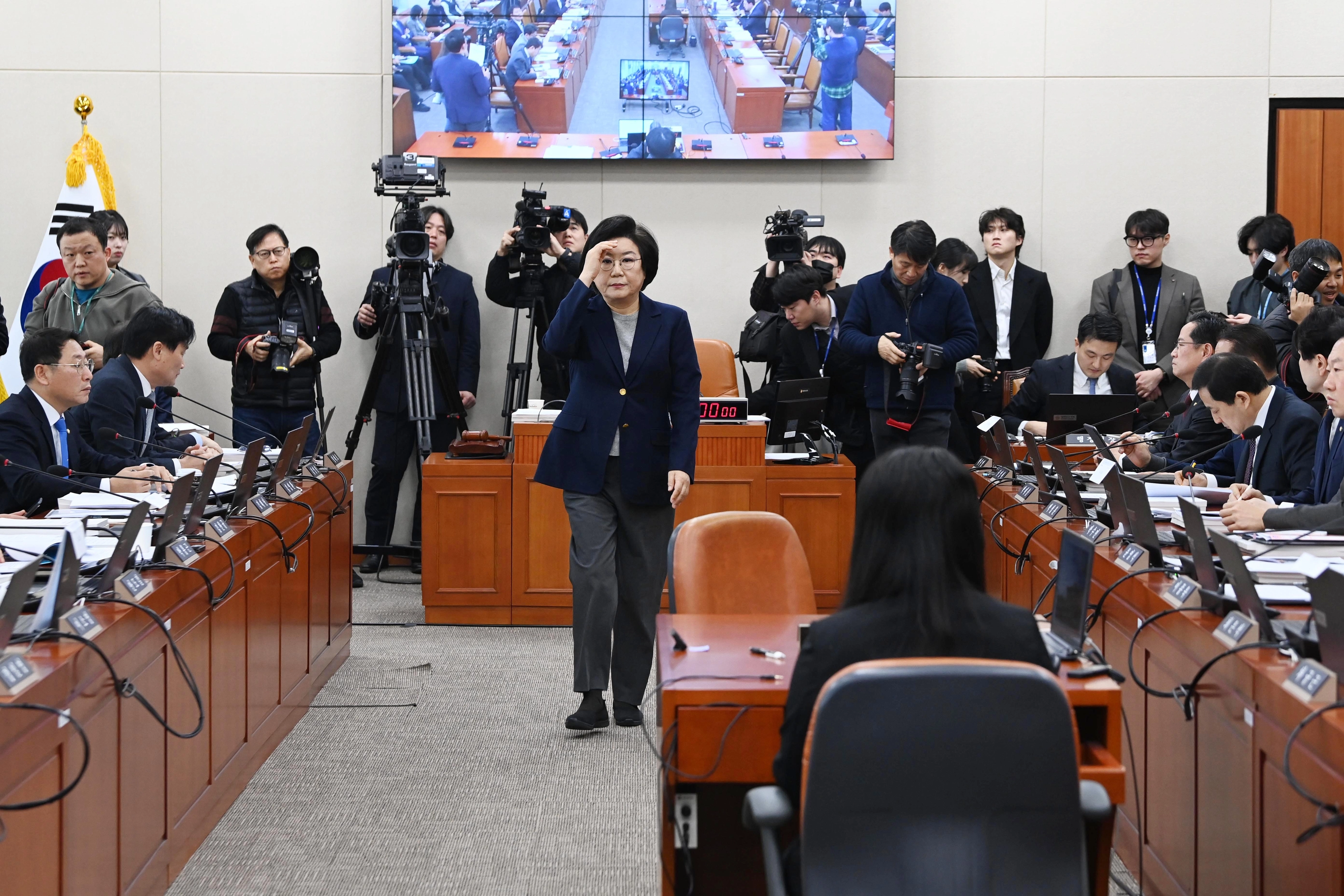 자리로 돌아가는 이혜훈 후보자  (서울=뉴스1) 국회사진기자단 = 이혜훈 기획예산처 장관 후보자가 23일 서울 여의도 국회에서 열린 제431회국회(임시회) 재정경제기획위원회 인사청문회에 출석 선서문을 임이자 위원장에게 제출한 뒤 자리로 향하고 있다. 2026.1.23/뉴스1