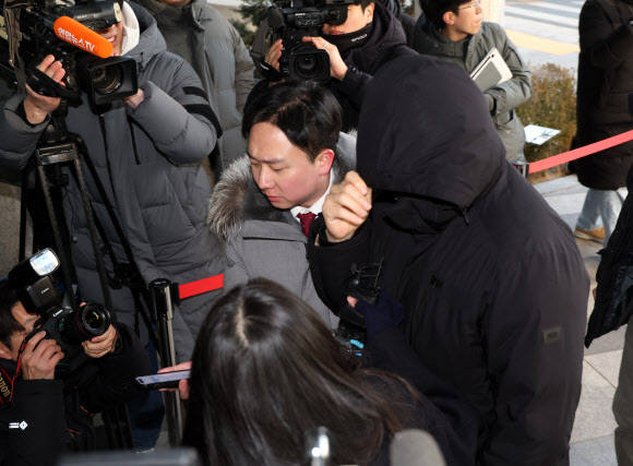 강선우 의원 전직 보좌관 경찰 출석