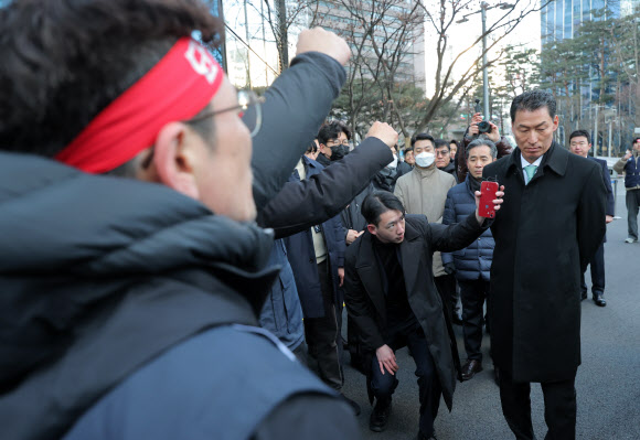 신임 기업은행장 출근 저지하는 노조원들