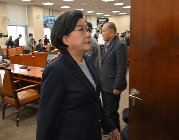 오전 질의 마치고 청문회장 나서는 이혜훈 후보자