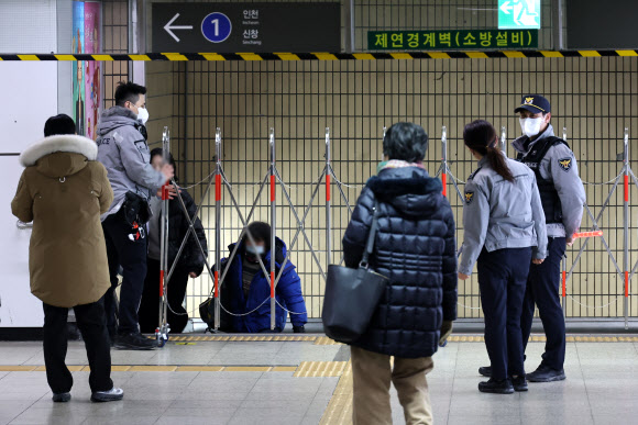 서울 지하철 1호선 종로3가역 연기 발생, 승강장 진입 일시 통제