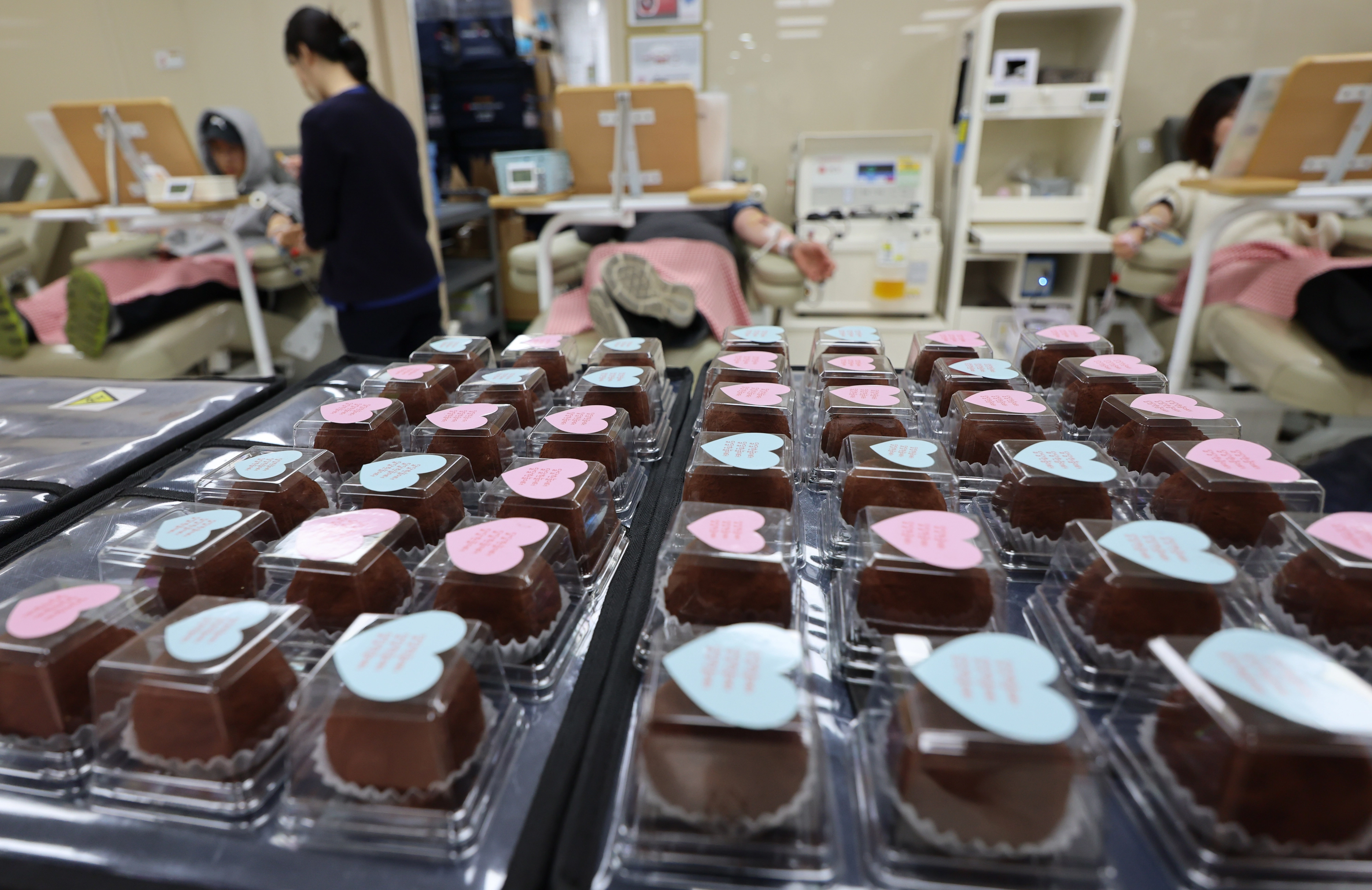 헌혈 비수기를 맞아 23일 부산 헌혈의 집 서면센터에 전혈·혈소판 헌혈자에게 증정될 ‘두쫀쿠(두바이 쫀득 쿠키)’가 놓여 있다. 부산혈액원은 이날 하루 동안 헌혈의 집 13곳에서 방문객에게 ‘두쫀쿠’를 제공하는 프로모션을 열었다. 총제공 물량은 약 650개. 2026.1.23 연합뉴스