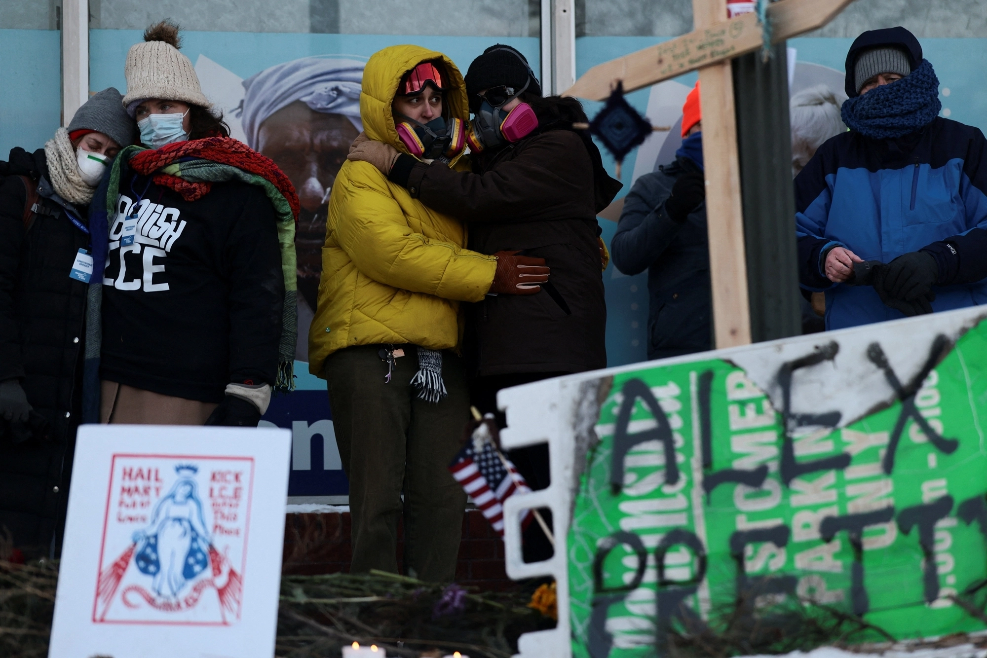 24일(현지시간) 미국 미네소타주 미니애폴리스에서 사람들이 알렉스 프레티(Alex Pretti)의 사망 현장에 마련된 임시 추모 공간 주변에 모여 있다. 알렉스 프레티는 연방 요원들이 그를 제압하려 시도하던 중 쏜 총에 맞아 숨진 것으로 확인되었다. 2026.1.25. 로이터 연합뉴스