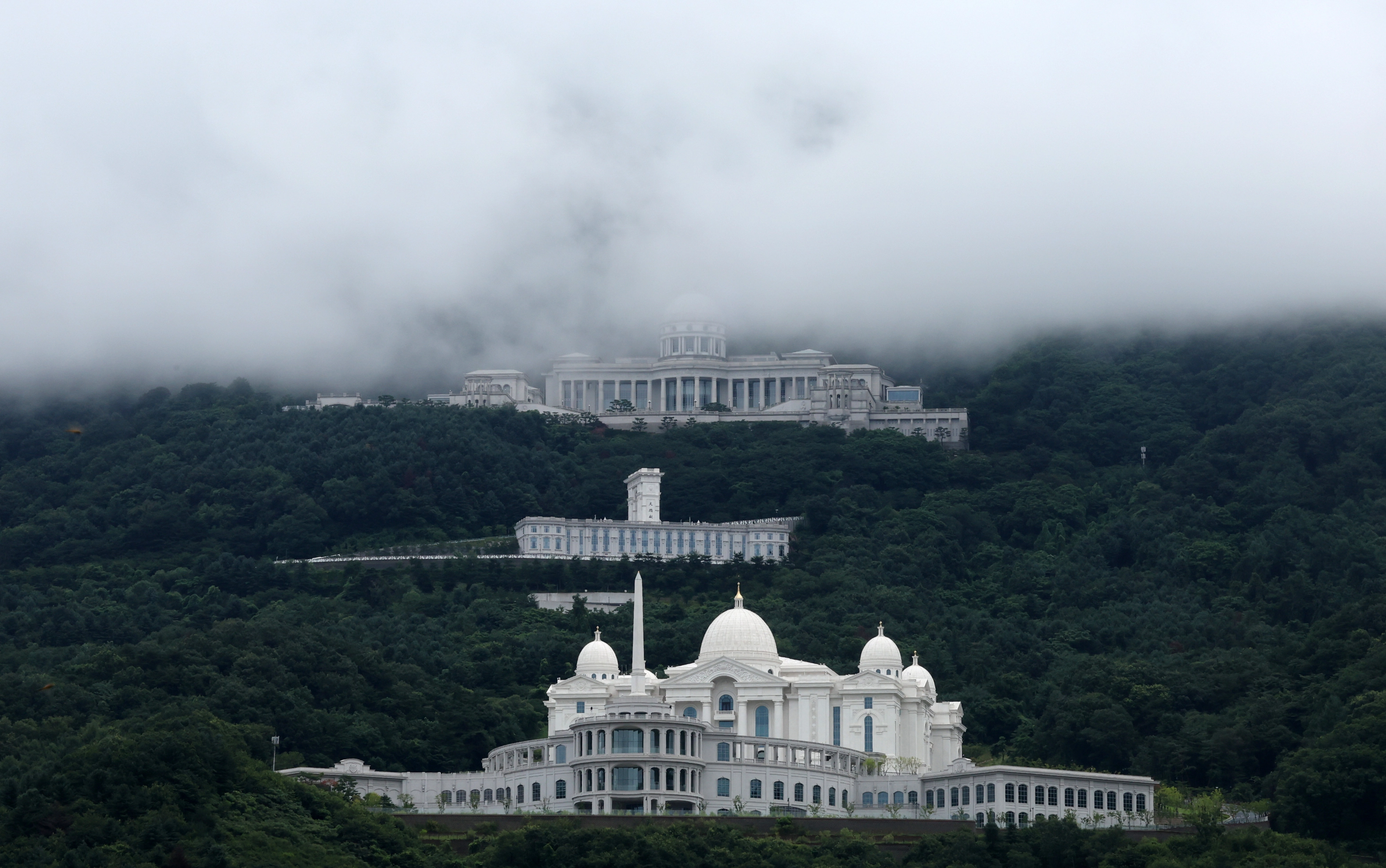 검경 합동수사본부가 23일 경기 가평군 세계평화통일가정연합(통일교) 관련 시설 7곳에 대해 전방위 압수수색을 진행했다. 사진은 천원궁(아래부터), 천승전, 천정궁박물관 모습. 뉴시스