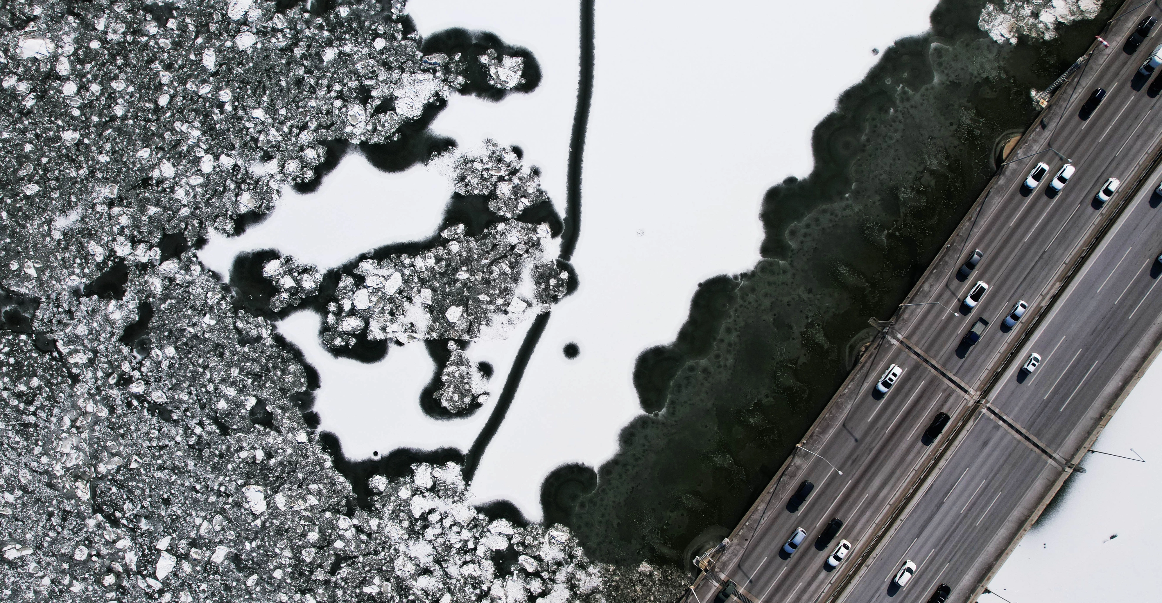 한파가 이어진 25일 경기도 김포시 김포대교 일대 한강에 유빙이 떠다니고 있다. 2026.1.25 홍윤기 기자